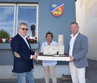 Foto (Schingerling): Kommerzialrat Friedrich Scheck, Landtagspräsidentin Maga. Karin Renner und Bürgermeister Franz Mathä mit einem Modell der Wappen-Burg.